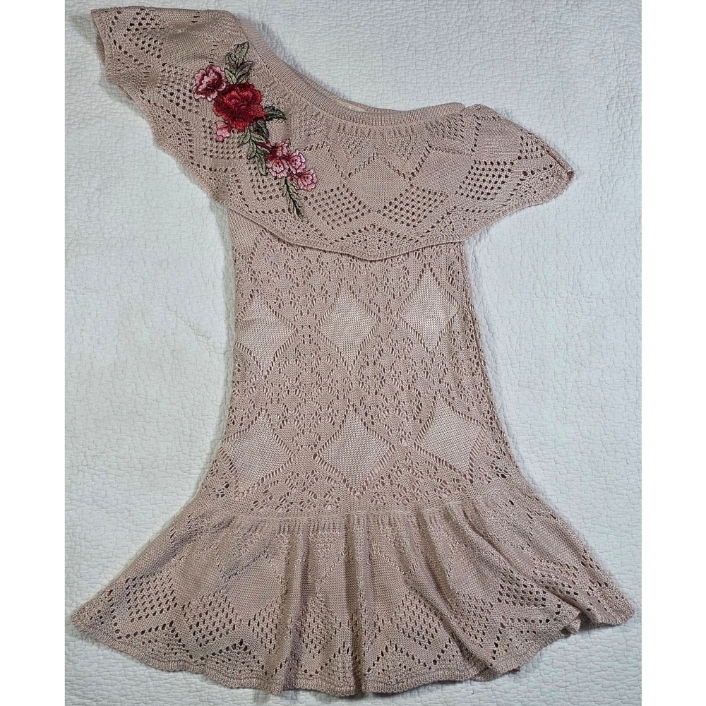 Lilas Soft Pink Beige Crochet One-Shoulder Floral Accent Dress